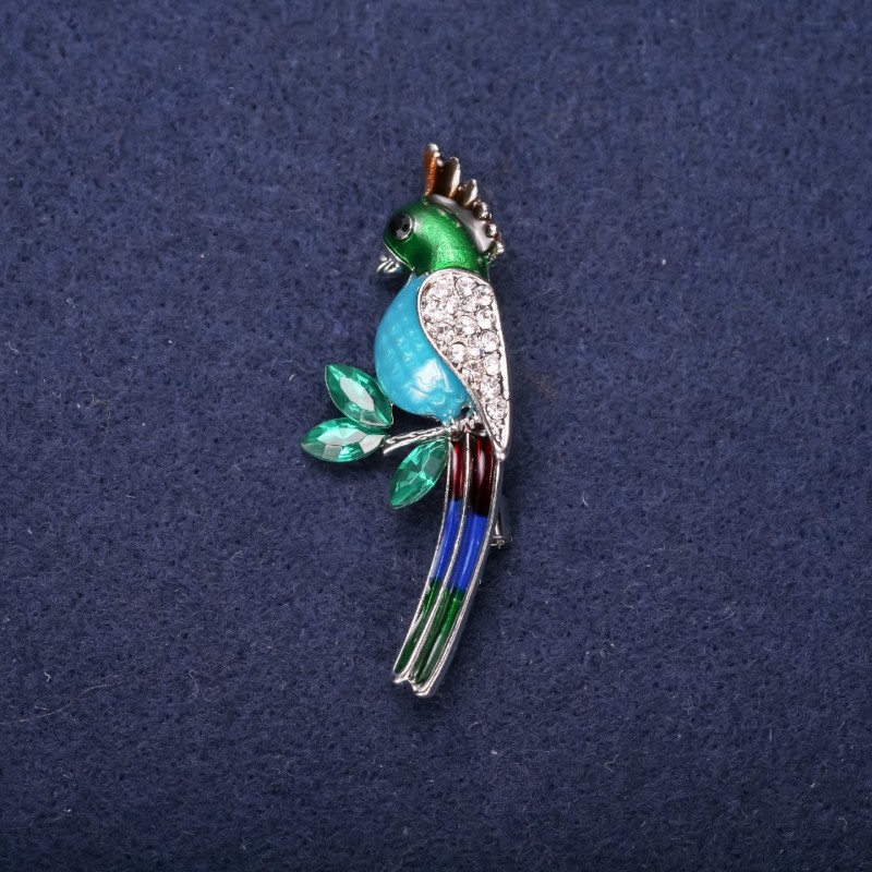 Broszka Papuga z emalią i kryształami strassowymi, kolory: niebieski, błękitny, zielony, biały, 50×20 mm, metal srebrzysty