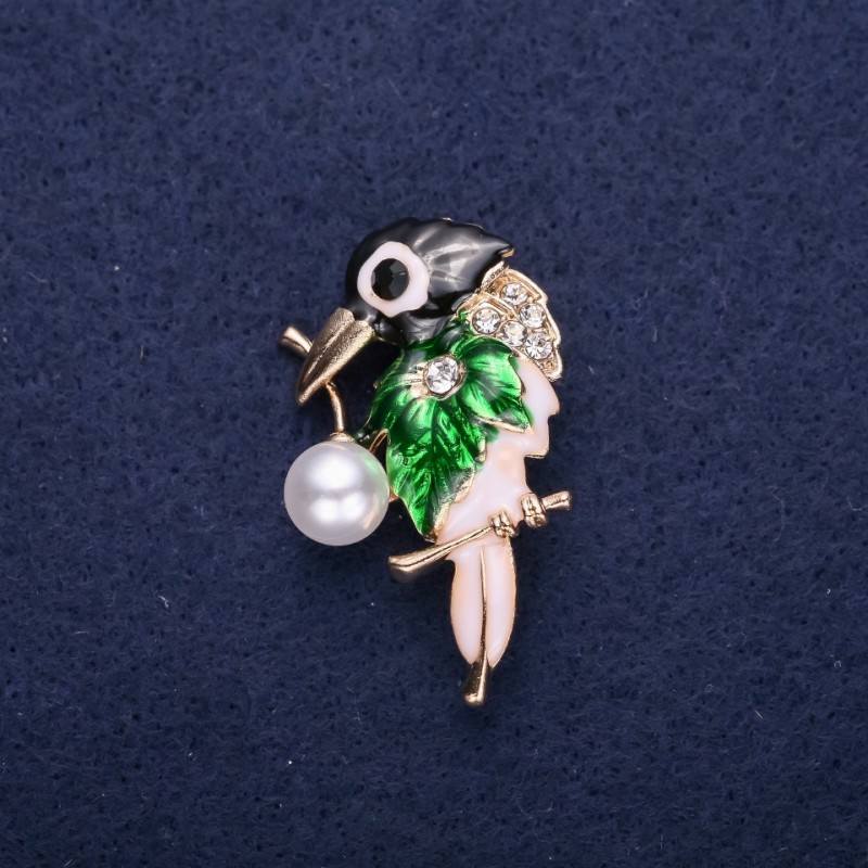 Broszka ptak z kryształkami, emaliowana, kolor czarny, biały i zielony, 37×24 mm, metal złocisty