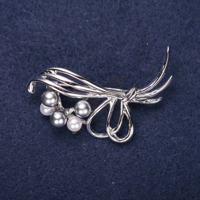 Wyprzedaż: Broszka Bukiet z perłami, kolor szary i biały, 50×22 mm, metal srebrzysty