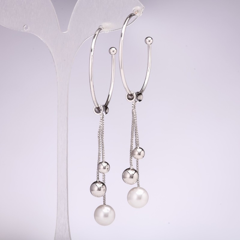 Kolczyki-kółka z zawieszkami, seria 925, koraliki białe, 95×2 mm, metal srebrzysty