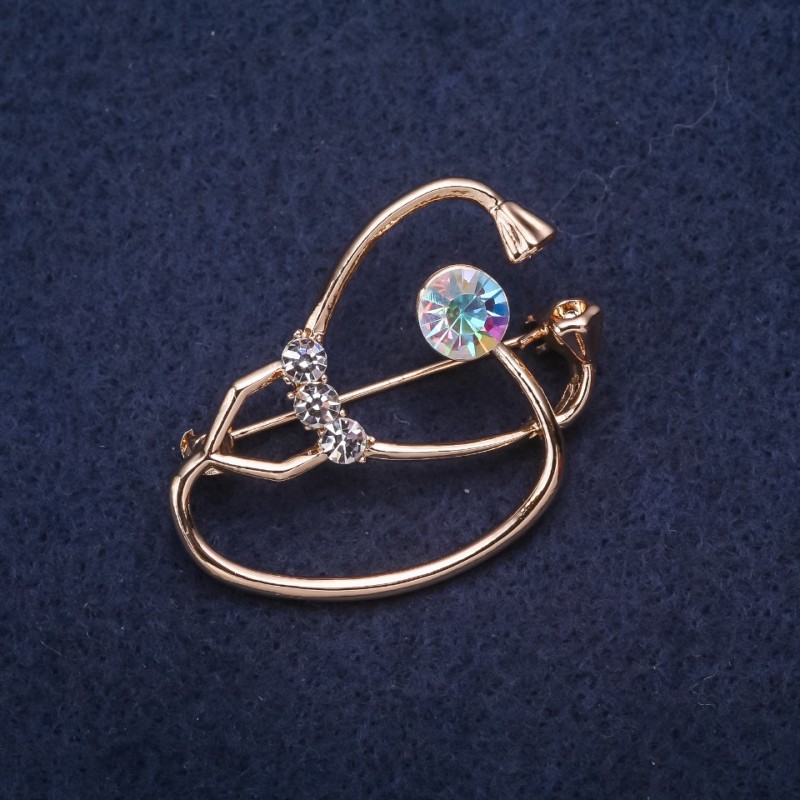 Broszka stetoskop z kryształami, kolor chameleonowy, 37×26 mm, metal złocisty