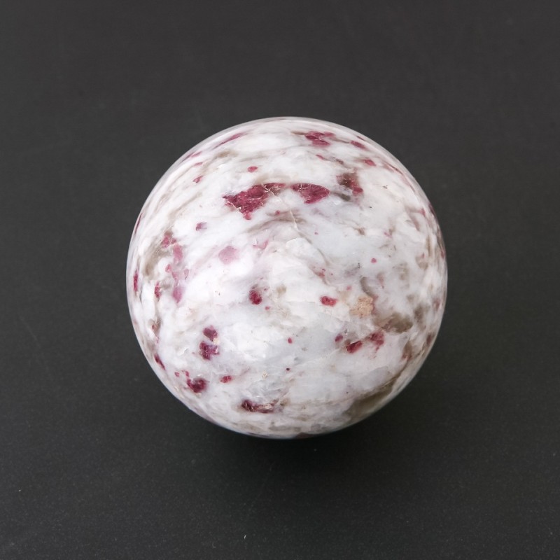 Kulka pamiątkowa z turmalinu, asortyment rozmiarów: średnica od 4,8 do 6,4 cm, masa od 350 g (cena za 100 g)