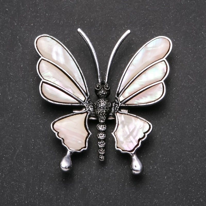 Broszka-wisiorek Motyl z perłowym połyskiem 53×51 mm