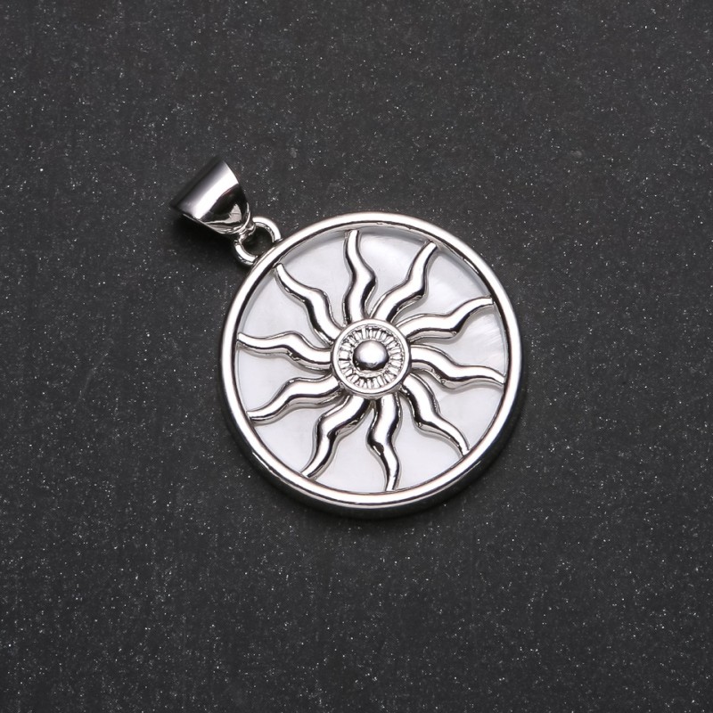Wisiorek Jaryło z białej masy perłowej, średnica 32 mm