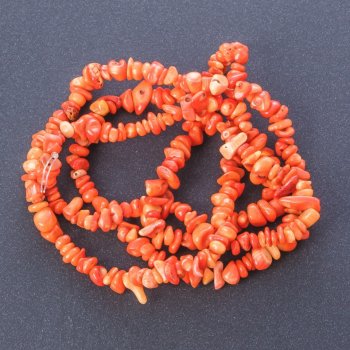Koraliki z naturalnego koralu pomarańczowe «kamienna kruszyna», średnica 6 mm (+/-), długość nici 85 cm