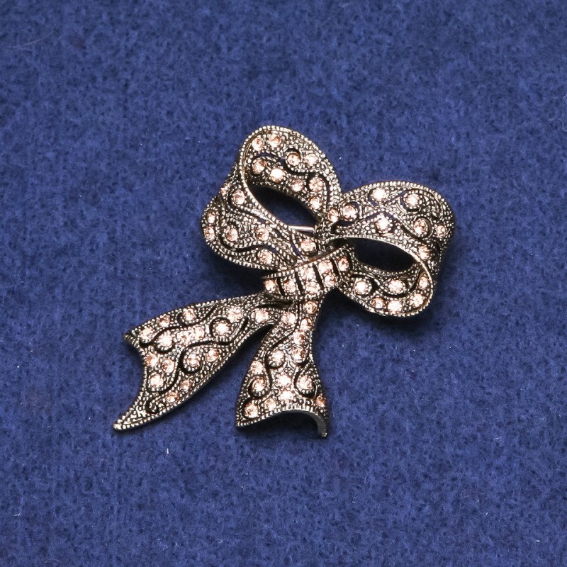 Broszka «Kokardka ze strassami», metal złocisty, 35×53 mm