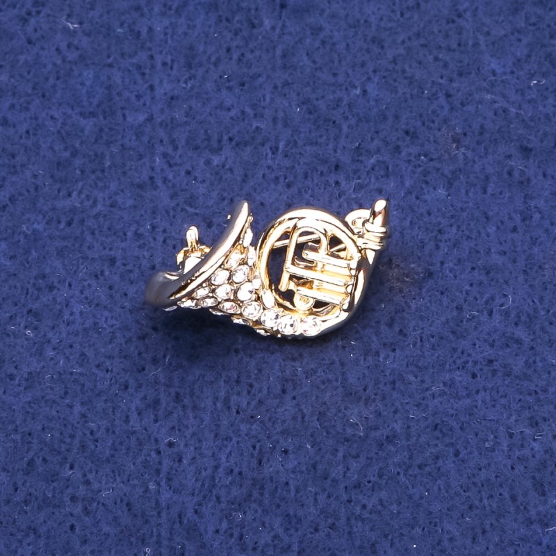 Broszka waltornia ze strassami, metal złocisty, 16×27 mm