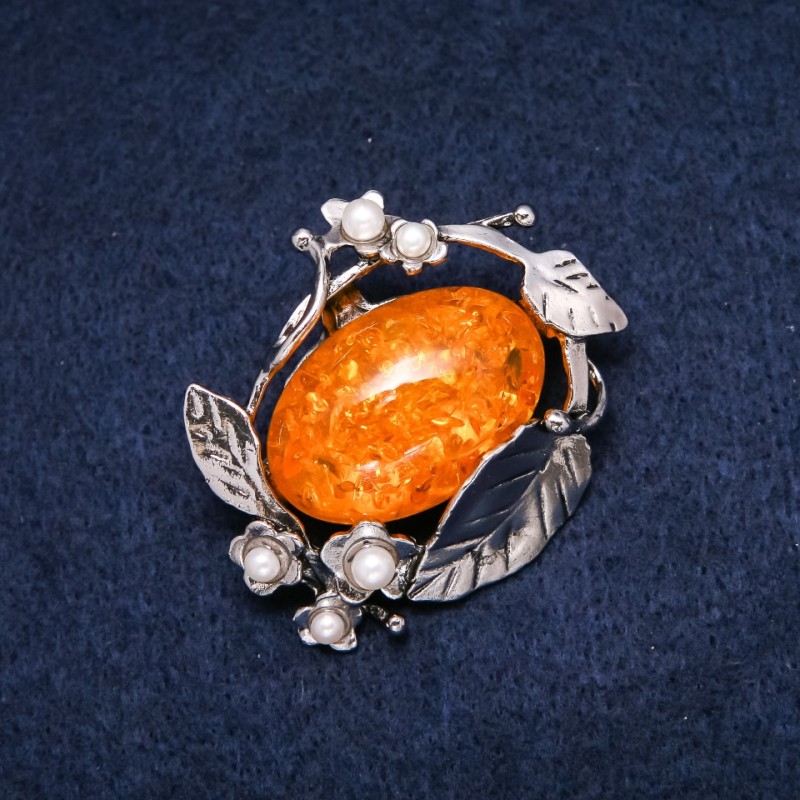 Broszka bursztynowa (sztuczna) 47×38 mm, kolor: żółty, biały, metal srebrzysty
