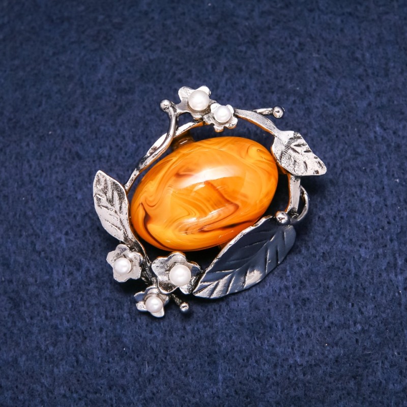 Broszka bursztynowa (sztuczny) 47×38 mm, kolor żółty, metal srebrzysty