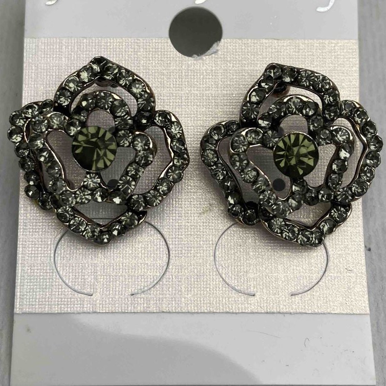 Kolczyki sztyftowe 'Róże', ciemne kryształy, metal w kolorze złota, 20 mm