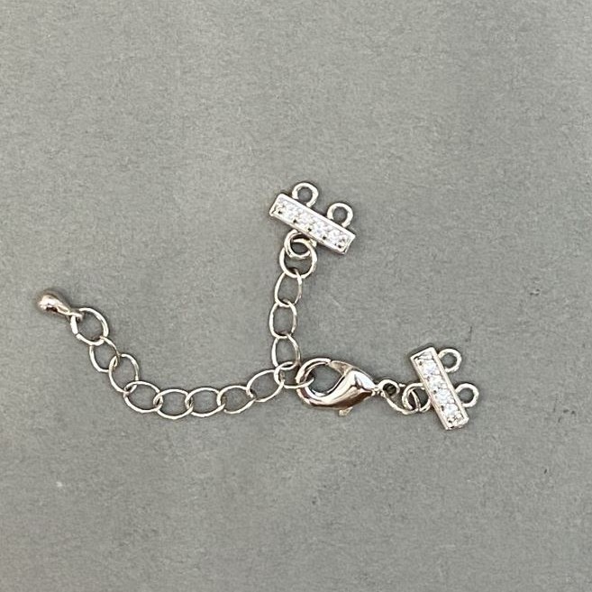 Zamek do bransoletek i koralików na 2 nici ze kryształami i przedłużającym łańcuszkiem, metal w kolorze srebra, średnica 9×12 mm, długość 5 cm