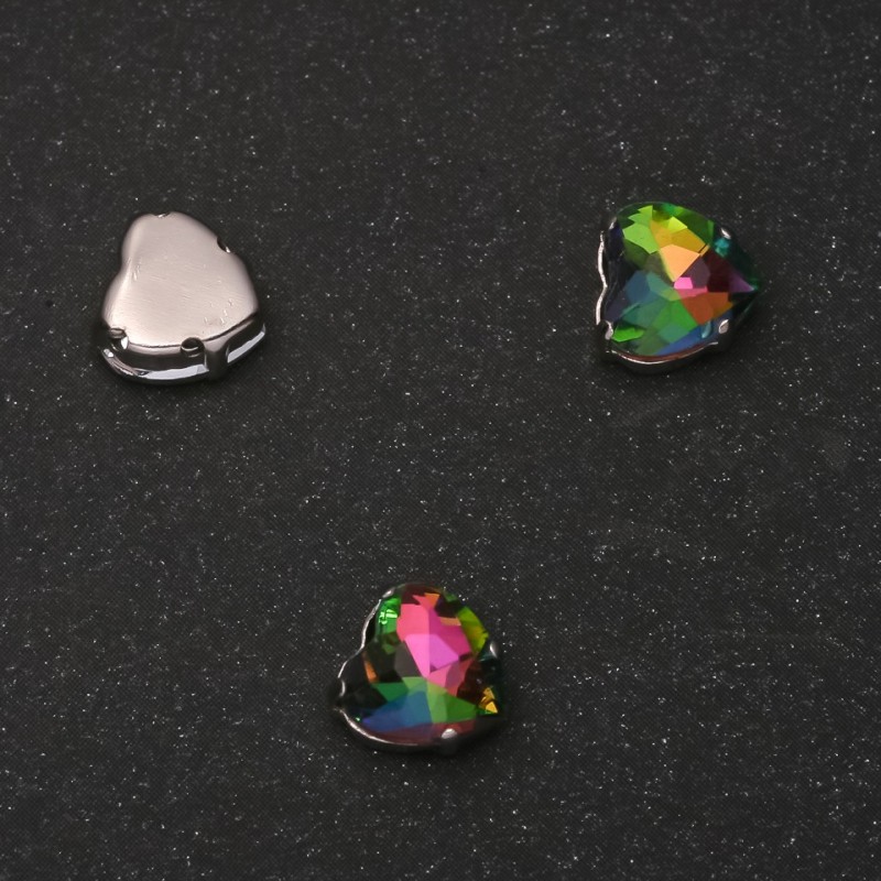 Cena za opakowanie / 10 szt. Kryształ naszywany w metalowej oprawce w kształcie serca, 8 mm, tęczowy