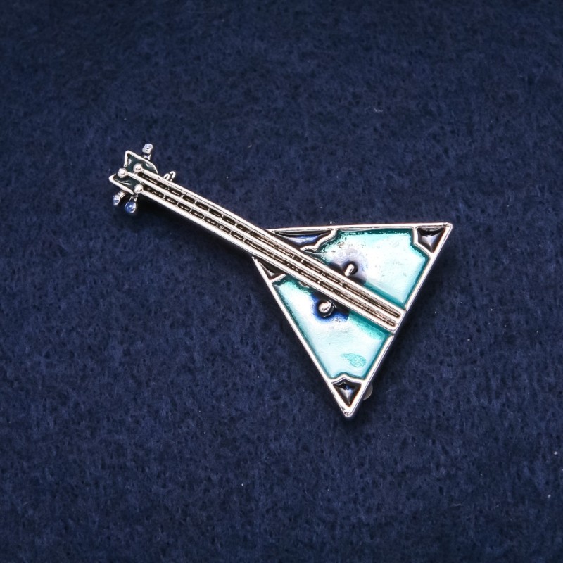 Broszka Balalaika emaliowana, metal srebrzysty 32×49 mm