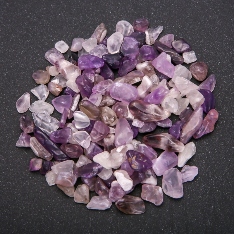 Okucia jubilerskie – drobiny kamienia ametystowego bez otworu, d 3×6–7×15 mm, ±100 g