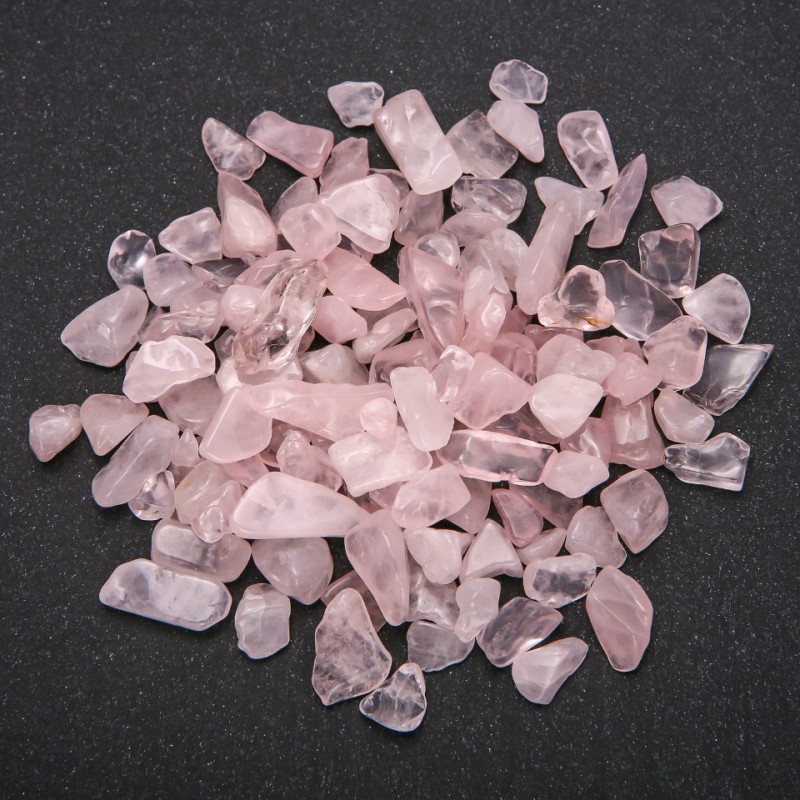 Elementy jubilerskie – drobina kamiennego różowego kwarcu bez otworu, Ø 4×5-7×17 mm, ± 100 g
