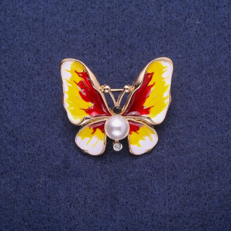 Broszka w kształcie motyla z perłową koraliką i emalią, 30×35 mm, żółty metal