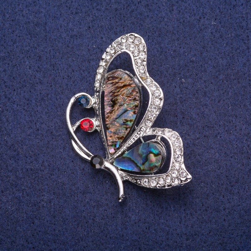 Broszka Motyl z haliozytem i kryształami, srebrzysty metal 33×47 mm
