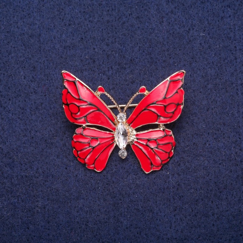 Broszka Motyl – czerwona emalia z kryształem, złocisty metal 29×37 mm