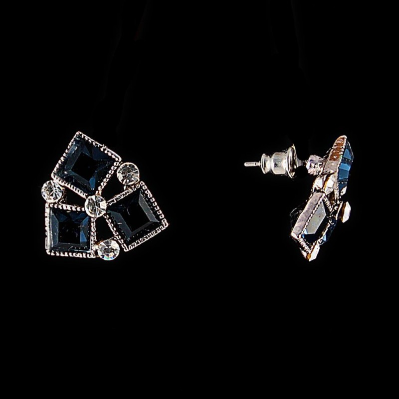 Kolczyki sztyfty w trójkątnym kształcie z trzech kwadratowych niebieskich kryształków „szkło czeskie” 13 mm