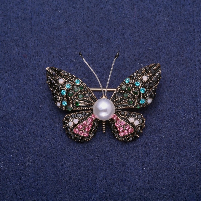 Broszka Motyl z perłą w kolorowych kryształkach, złocisty metal 30x41 mm