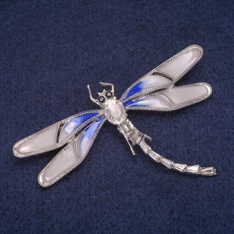 Broszka w kształcie ważki, emalia z kryształem, metal w kolorze srebrnym 65×44 mm