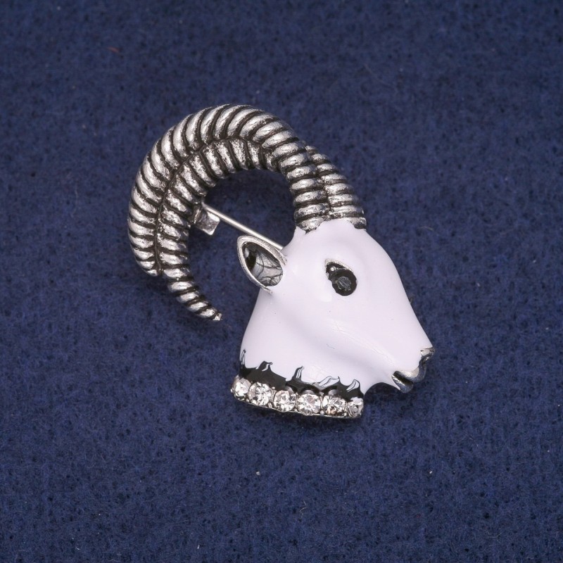 Broszka – Głowa kozy z emalią i kryształkami, metal szary 33×36 mm