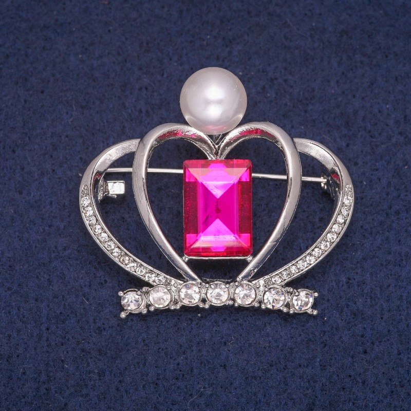 Broszka w wyprzedaży – Korona z koralikiem i kryształami, metal srebrzysty 38×41 mm