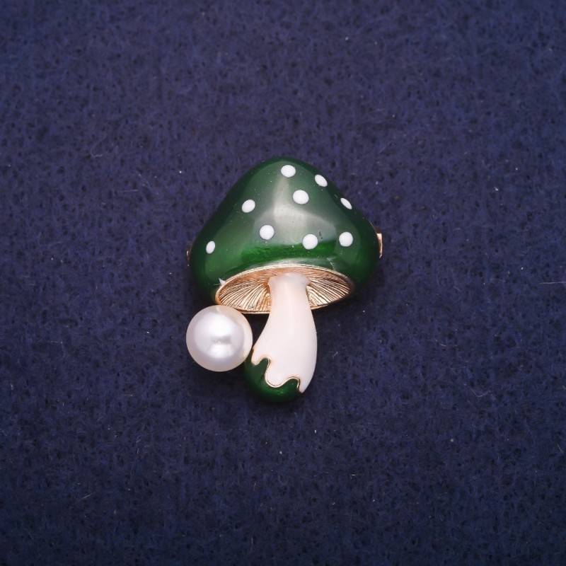 Broszka „Grzybek” — zielony kapeluszek, 22×28 mm, kolor metalu: złoto