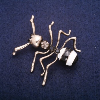 Broszka mrówka z emalią i kryształami, metal złocisty 44×45 mm