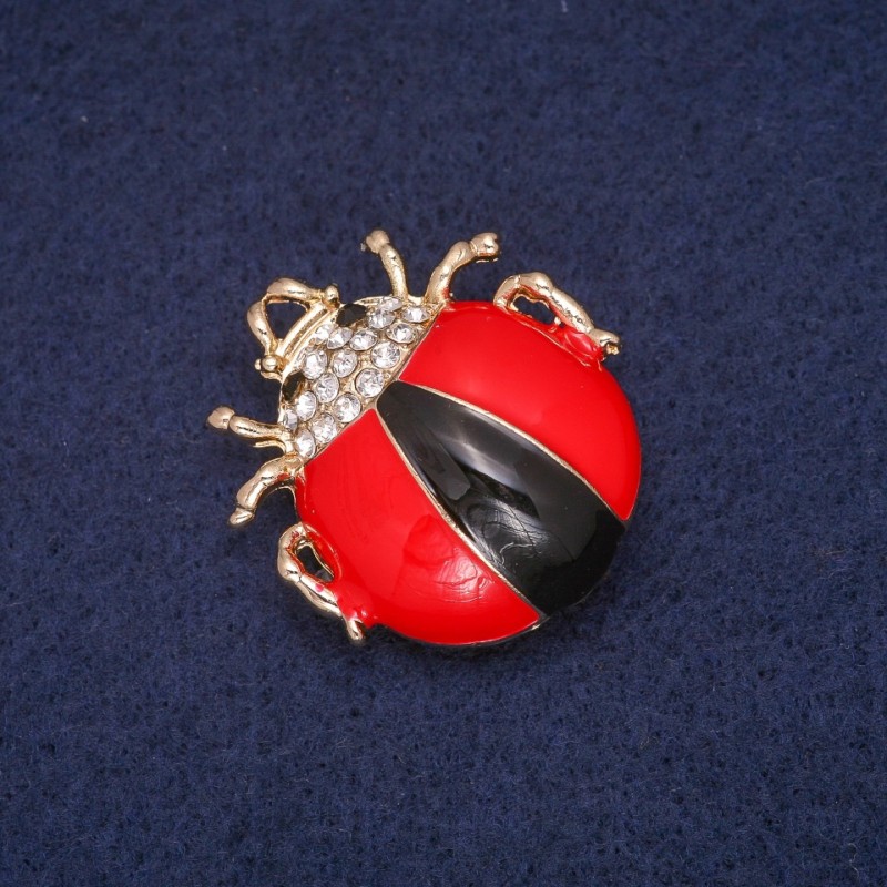 Broszka Biedronka z emalią i białymi kryształami, metal złocisty 28×31 mm