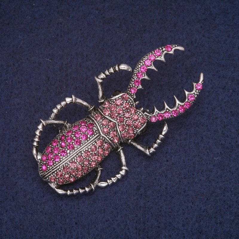 Broszka Żuk majowy z różowymi cyrkoniami, metal srebrzysty 29×55 mm