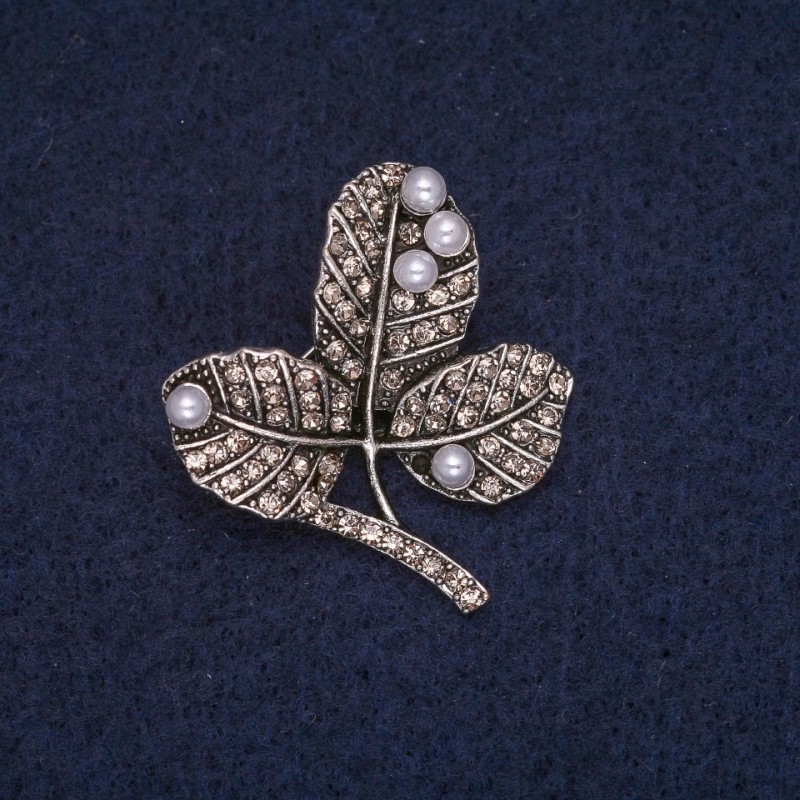 Broszka „Liście na gałęzi” z koralikami i białymi kryształami, metal w odcieniu szarości 29×32 mm
