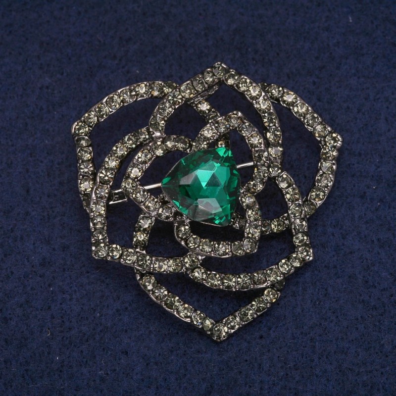 Broszka w kształcie kwiatu z zielonym kryształem i cyrkoniami, metal w kolorze szarym, 42 × 43 mm