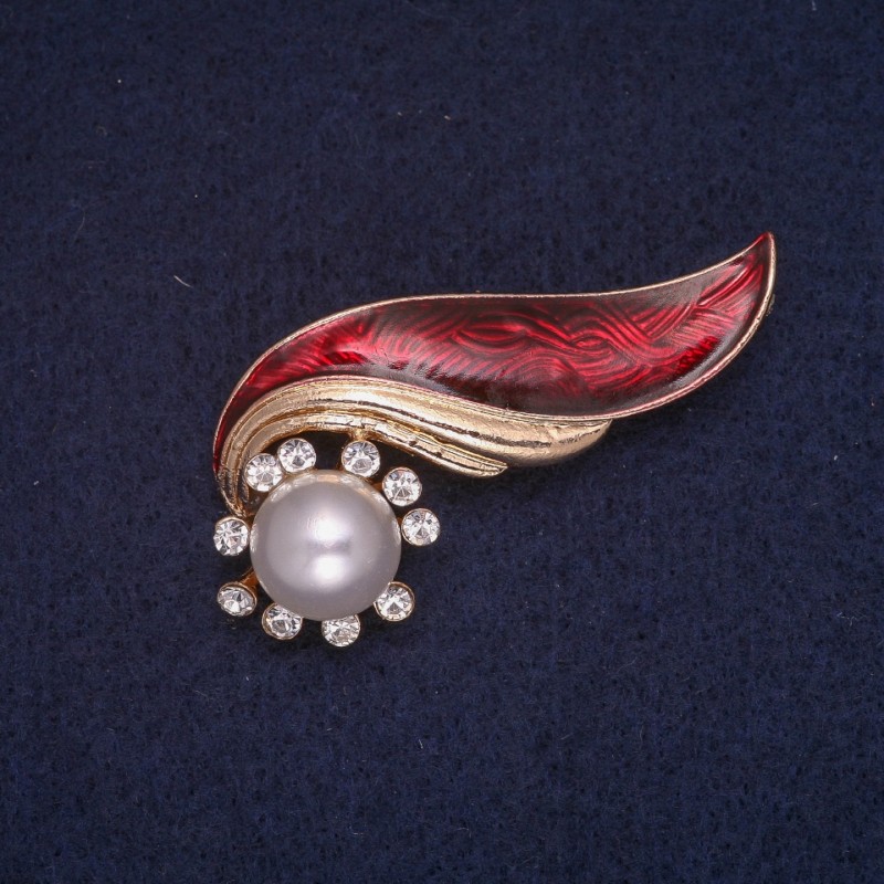 Broszka Elegia z czerwoną emalią, koralikiem i białymi cyrkoniami, metal złocisty 25×51 mm