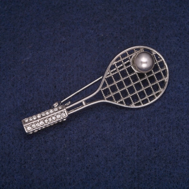 Broszka w kształcie rakiety tenisowej z piłką i koralikiem, metal w kolorze srebrnym, białe cyrkonie 22×56 mm
