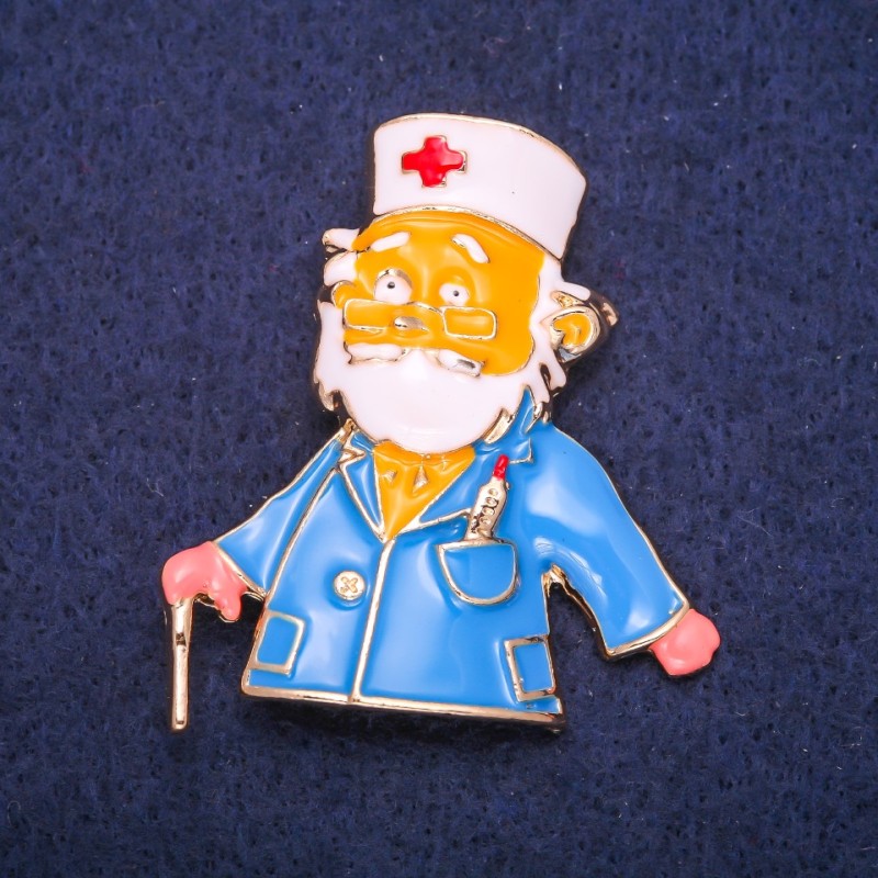 Broszka „Lekarz” emalia biało-niebieska 47×42 mm złocisty metal