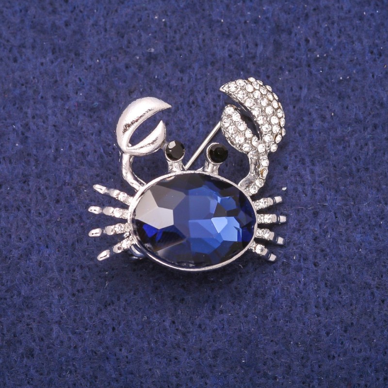 Broszka Krab z niebieskim kryształem i białymi cyrkoniami, metal srebrzysty 27×28 mm