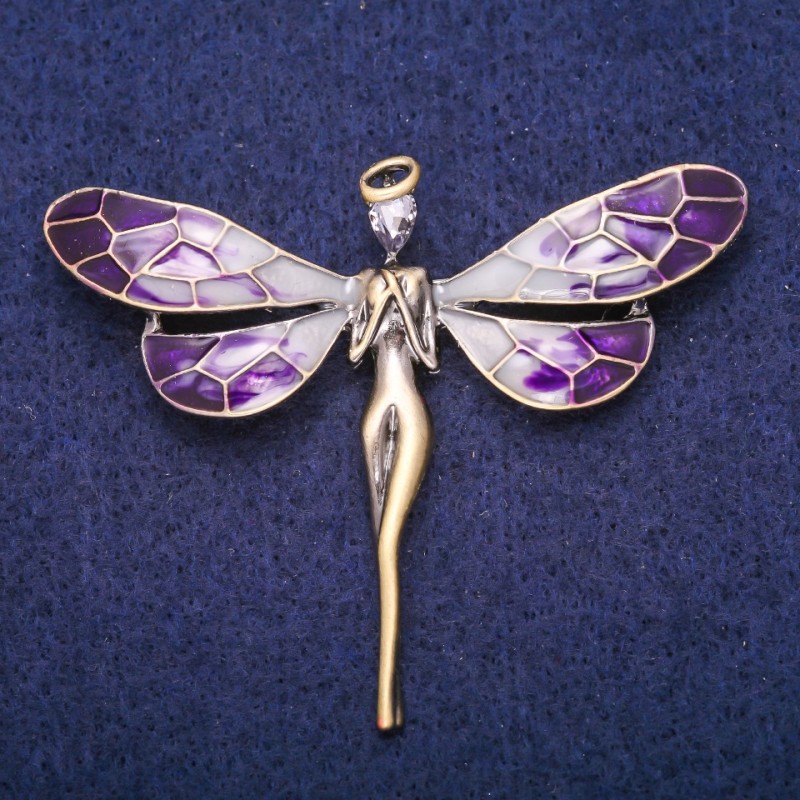 Broszka Wróżka z fiołkowym kryształem i emalią, metal złocisty 50×60 mm