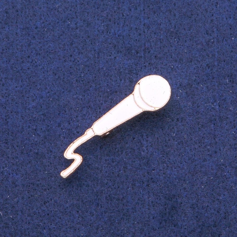 Broszka „Mikrofon” – biała emalia, złoty metal 10×41 mm