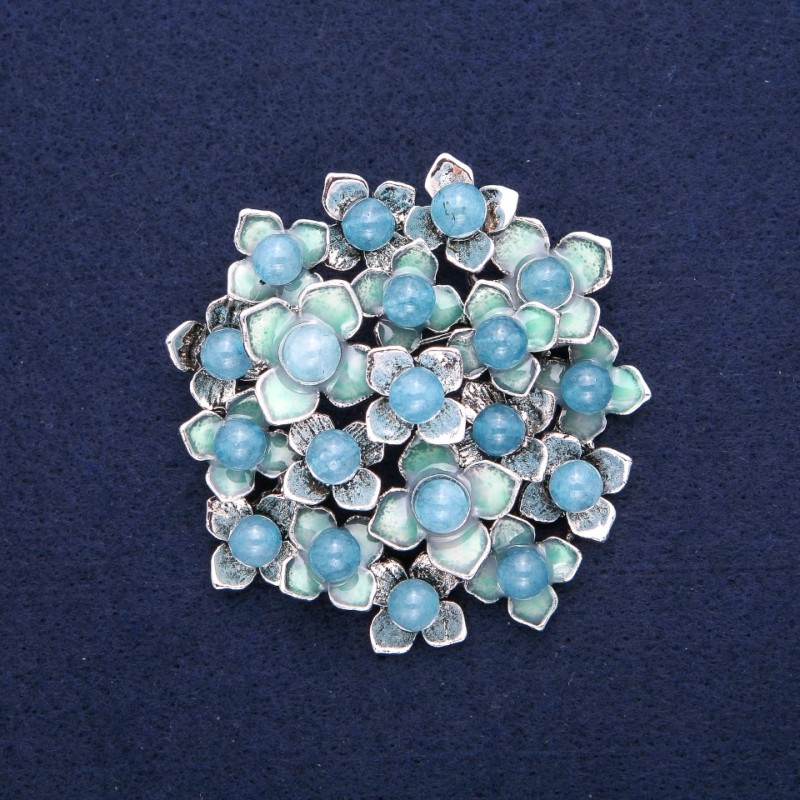 Broszka Kwiaty z akwamarynem, błękitna emalia, srebrzysty metal 60×62 mm