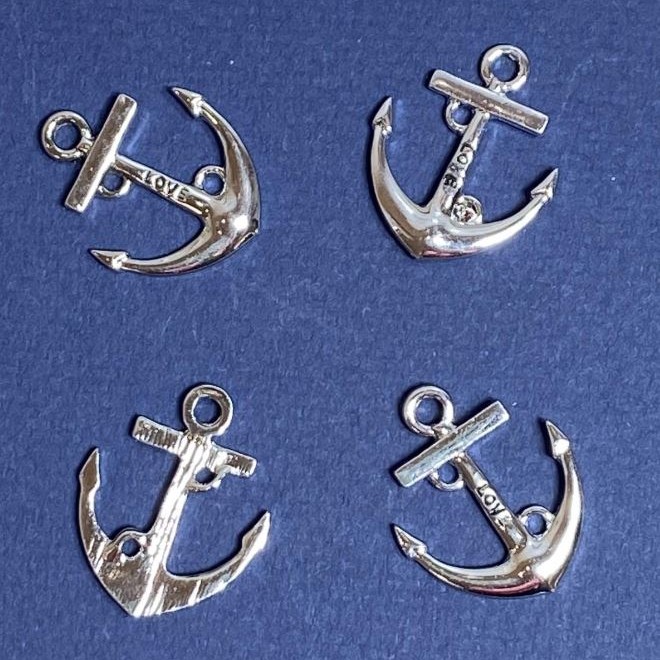 Zawieszka – kotwica z napisem LOVE, metal w kolorze srebra, 25×20 mm, zestaw 4 szt.