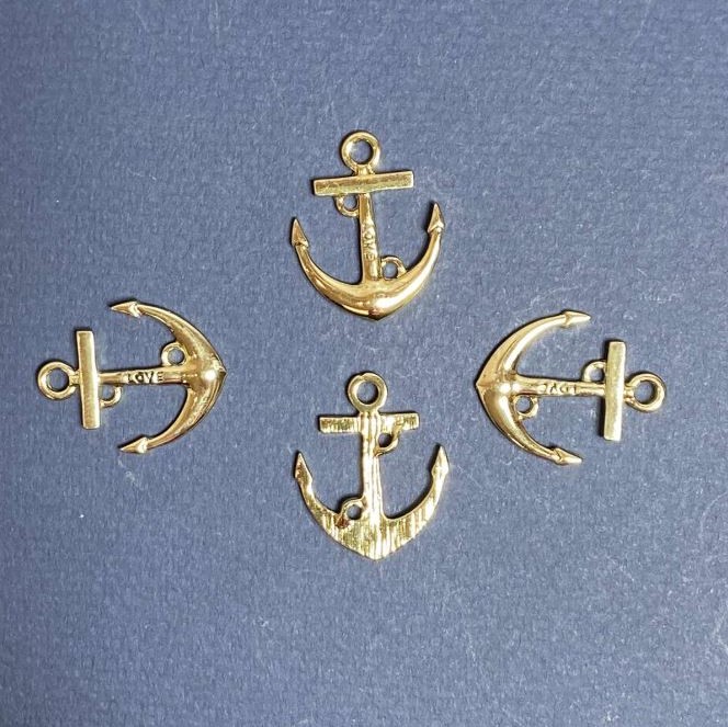 Okucia – wisiorek w kształcie kotwicy z napisem Love, czarną emalią, metal pokryty złotem 25×20 mm, zestaw 4 szt.