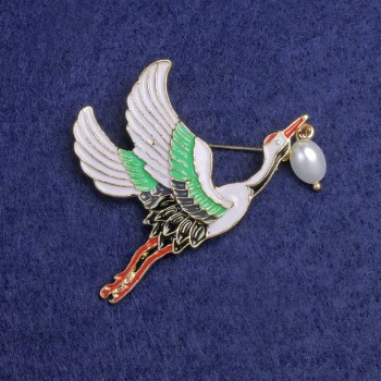 Broszka Bocian z emalią, metal złoty, 50×33 mm