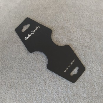 Czarna planszetka do biżuterii 4×10 cm z plastiku, 200 szt./opak