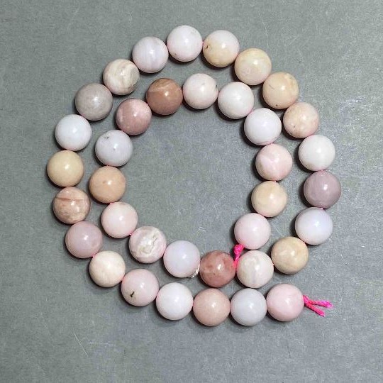 Koraliki z naturalnego kamienia – różowy opal, gładka kuleczka, średnica 10 mm (+/-), długość 38 cm