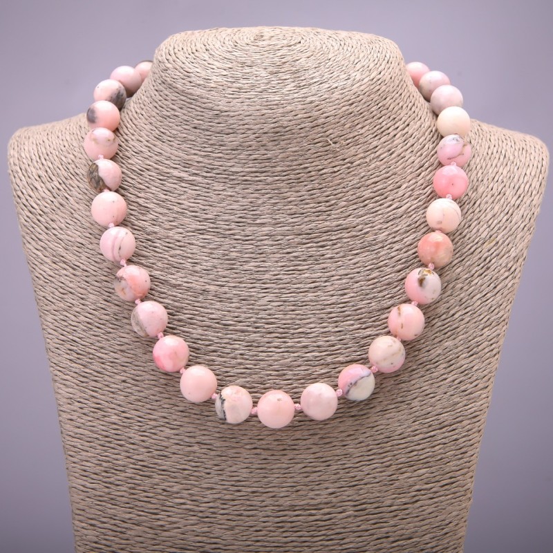 Naszyjnik z naturalnego kamienia — różowy opal, gładka kulka, średnica ok. 12 mm, długość 45 cm