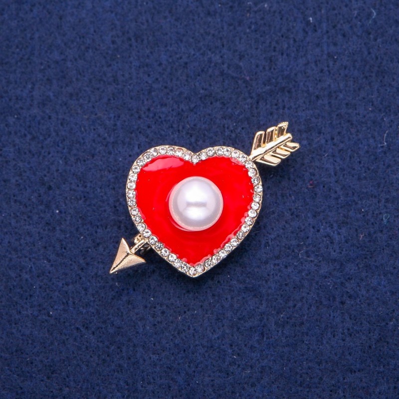 Broszka w kształcie serca z czerwonej emalii, z białymi cyrkoniami i koralikiem 25×42 mm, metal złocisty