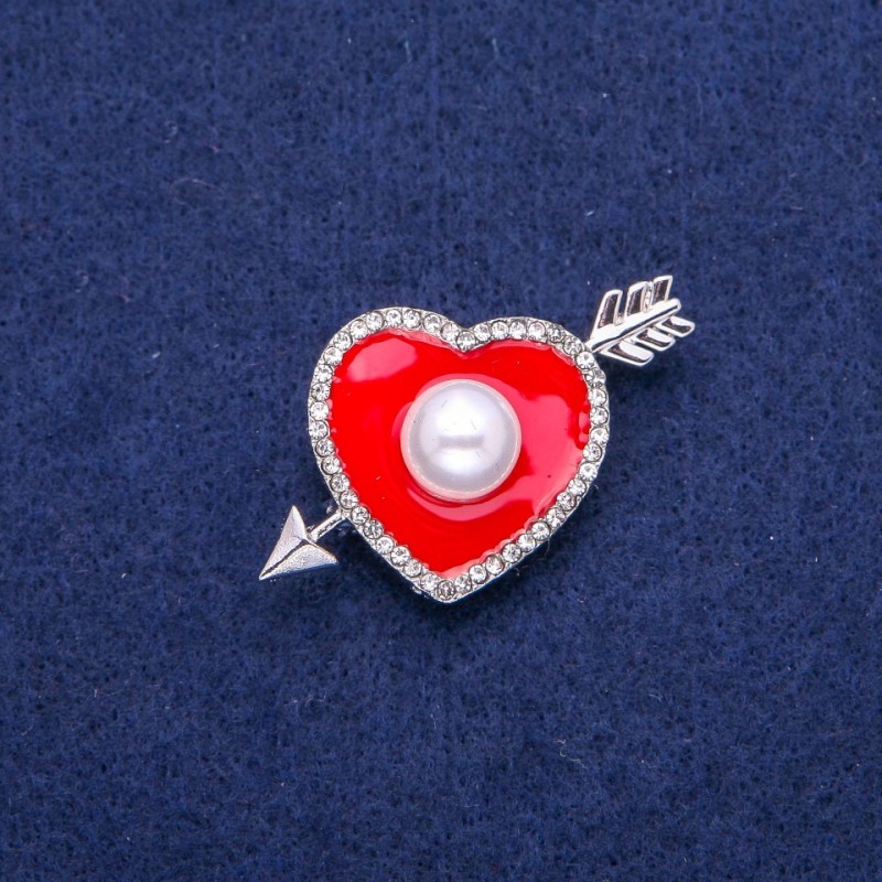 Broszka w kształcie serca z czerwonej emalii, białymi kryształami i koralikiem 25×42 mm, metal srebrzysty