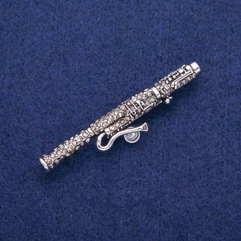 Broszka fagot z szarymi kryształami 12×62 mm, metal w kolorze srebra