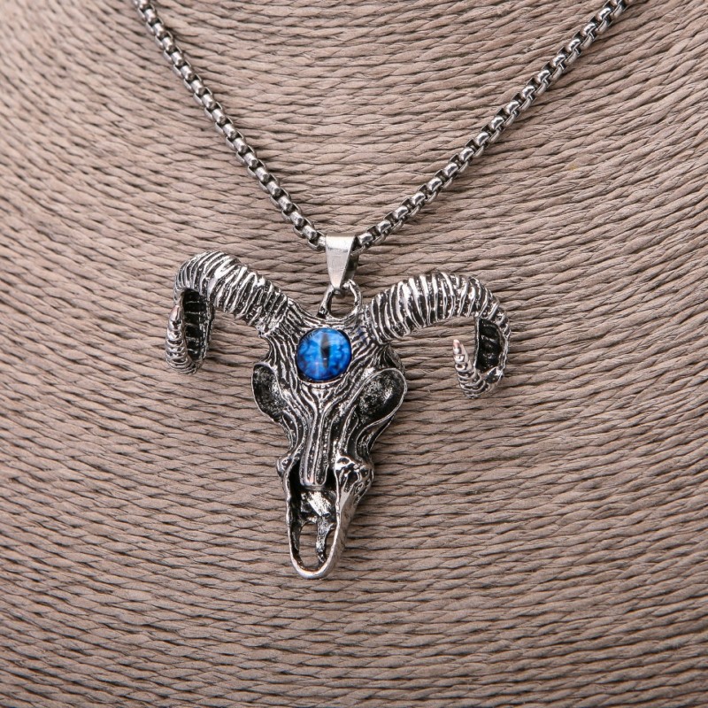 Naszyjnik-amulet: Czaszka kozła z niebieskim okiem, 44×51 mm, na łańcuszku, długość 65 cm, kolor metalu srebrny